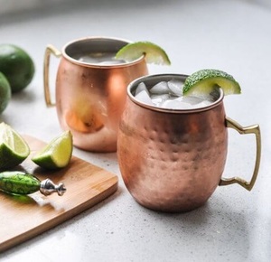 Tasse de mule de Moscou en cuivre pur de conception martelée avec poignée en laiton doré pour articles de fête Vodka Vicky tasses en cuivre à boire - Product Image 4