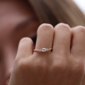Bague de fiançailles CZ blanche coupe ovale 8x6mm | Bague de promesse à trois pierres pour femme | Fournisseur de bijoux d'anniversaire de mariage en argent 925 - Product Image 5
