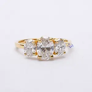 トレンディなファッションのための14ktイエローゴールドの女性のための楕円形のカットモアッサナイトダイヤモンド結婚指輪の豪華な3つの石のジュエリーリング