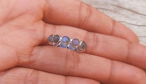 Labradorita Natural chapada en Plata de Ley 925 sólida, ajuste de bisel redondo, anillo de banda de eternidad de 4mm, joyería de moda hecha a mano para mujer - Product Image 5