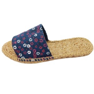Sandales espadrilles traditionnelles de différentes couleurs pour femmes avec tige en toile et semelle extérieure en caoutchouc pour un usage décontracté régulier - Product Image 1