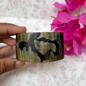 Brazalete de Cuerno Natural Sostenible, Pulido, Hecho a Mano, Ecológico, Accesorio de Moda Moderno para Bodas - Product Image 4