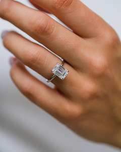 Anillo de compromiso de moissanita con corte esmeralda de 10x8mm | Solitario clásico con acentos | Joyería fina de Boda nupcial OEM - Product Image 4