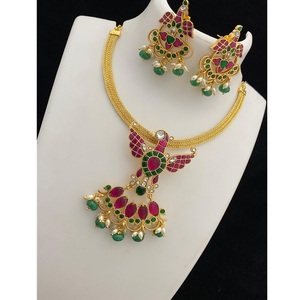 Jadau ที่สวยงามกับ Kundan หินสีทองชุดจี้ที่มีมุกดูสร้อยคอและต่างหูสำหรับงานแต่งงาน - Product Image 1