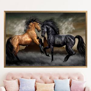 Obra de arte impresa en lienzo: elegante póster de dos caballos para decoración del hogar, 1 pieza: con marco dorado - Product Image 1