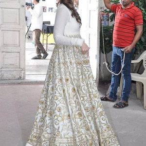 2023 nouveau concepteur stylisé indien et pakistanais robe longue au sol avec décoration en dentelle pour les fêtes mariages - Product Image 1