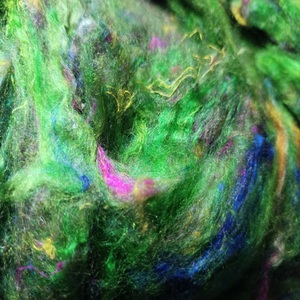 Ruban de soie de sari multicolore sur mesure en fibre de soie de sari recyclée, idéal pour les artistes en fibre de couleur verte - Product Image 1