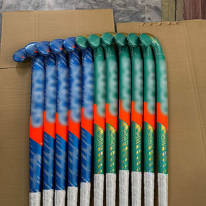 Bâton de hockey sur gazon en bois personnalisé en gros à prix abordable avec une résistance en fibre de carbone conçue pour les joueurs au Pakistan - Product Image 1
