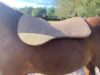 Vente en gros de tapis de selle western en feutre 100% laine, design personnalisé, avec sac en plastique antidérapant confortable et taille sur mesure, pour usage équestre