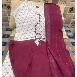 Kurta Blanco estampado de algodón Khadi para mujer con pantalón granate a rayas y conjunto de Dupatta granate Ropa étnica elegante al mejor precio - Product Image 2