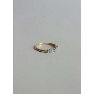 Bague vintage à sept diamants, design élégant pour une allure raffinée - Product Image 3