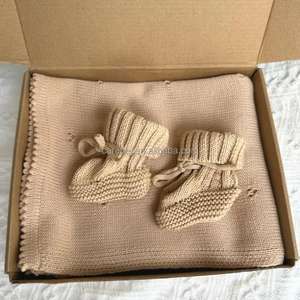 Nouveau-né 2 pièces couverture en <span class=keywords><strong>tricot</strong></span> de coton le plus doux et chaussons broderie nom personnalisé ensemble cadeau couvertures <span class=keywords><strong>d</strong></span>'<span class=keywords><strong>emmaillotage</strong></span> chaussettes infantile - Product Image 2