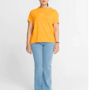 Camiseta de mujer con tela de algodón suave para comodidad y transpirabilidad diarias. Camiseta de mujer de corte clásico con servicio OEM. - Product Image 1