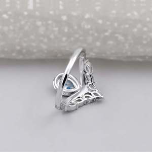 Ensemble de bijoux fins pour femme certifié IGI, avec bague halo en diamant bleu fantaisie taille poire et alliance à sertissage griffe chevron marquise - Product Image 5