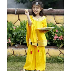 Ensemble de costume traditionnel chinois en rayonne jaune chaud - Product Image 3