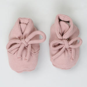 Novedad de 2023, botines de bebé de lana orgánica, zapatos infantiles suaves y transpirables para interiores, juegos de regalo para recién nacidos para fiestas de verano - Product Image 5