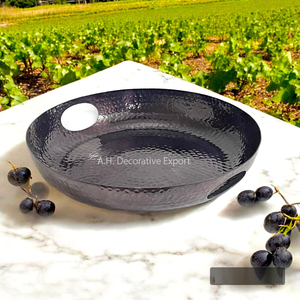 Plat en aluminium enduit de poudre noire élégant Hôtels Restaurant Assiette de table Fruits Plateau de rangement rond au design martelé - Product Image 1
