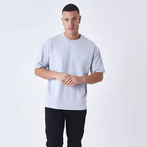 Vente en gros de T-shirt unisexe de luxe vintage 100% coton avec motif à carreaux, écologique et respirant, impression de logo personnalisé pour hommes - Product Image 1