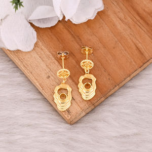 Boucles d'oreilles clous en laiton plaqué or avec logo personnalisé, bijoux de mariage sur mesure, commande en gros de haute qualité pour femmes - Product Image 2
