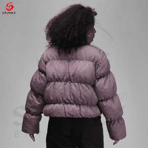 Chaqueta acolchada de plumón para mujer con logotipo personalizado, Chaqueta corta acolchada de invierno para mujer, chaquetas acolchadas con capucha, cortavientos 2024 - Product Image 4