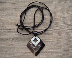 Collier pendentif en corne de buffle, bijoux tribaux naturels et durables pour femmes, haute qualité - Product Image 6