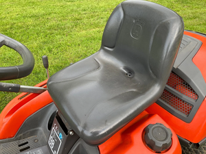 เครื่องตัดหญ้า Husqvarna R215TX แบบนั่งขับ สภาพดีมาก พื้นที่วางของขนาด 103 ซม. - Product Image 6