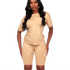 Conjunto de camiseta y pantalones cortos de entrenamiento para mujer a la moda: elegante y cómodo para fitness y salidas informales - Product Image 1