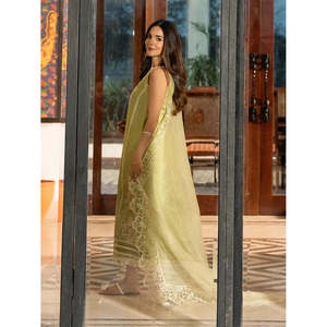 Ensemble de chemise brodée IZEL 3 pièces printemps/été avec dupatta brodée en filet Khaadi et pantalon BIC-4503 - Product Image 4