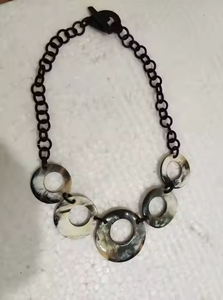 Collar de Moda con Cuentas de Resina Hechas a Mano y Cordón con Cierre de Rosca, Joyería de Resina Abstracta y Minimalista, Colorido - Product Image 3