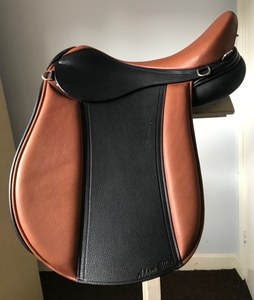 Selle en cuir de qualité supérieure à usage général pour l'équitation avec siège profond confortable et design équilibré pour l'équitation à plat et le saut d'obstacles - Product Image 3
