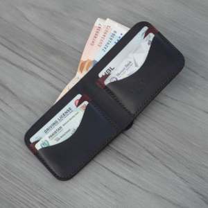 Cartera Bifold Delgada WF Leathercraft No.80 Hecha a Mano de Cuero de Vaca de Grano Completo con Curtido Vegetal (Negro Océano y Borgoña) - Product Image 5