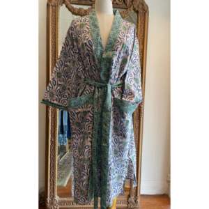 เสื้อคลุมอาบน้ำลายดอกบัว KIMONO ผ้าทอเนื้อนุ่ม ฟรีไซส์ เอวยางยืด ปิดด้วยกระดุมและเชือกผูก เหมาะสำหรับใส่ในฤดูใบไม้ผลิ ชุดอยู่บ้าน - Product Image 2