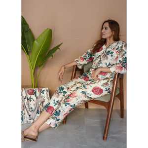 Ensemble de pyjama d'hiver décontracté et romantique Botanic Bae, respirant et thermique, taille XS, en jersey de spandex tissé doux, imprimé uni, avec cordon de serrage - Product Image 1