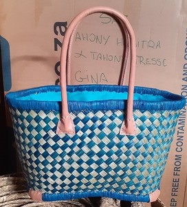 กระเป๋าถือสานมือจากหญ้าทะเลสำหรับฤดูร้อน พร้อมหูหิ้วหนัง ปิดแบบเปิดและเชือกรูด ตกแต่งด้วยงานปัก - Product Image 2