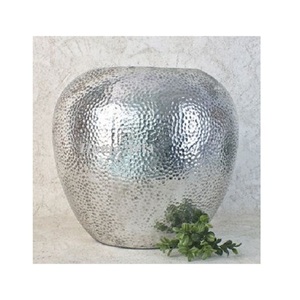 Maceta de aluminio de diseño atractivo con maceta de trabajo martillada Maceta de tamaño y forma personalizada para uso en el jardín - Product Image 1