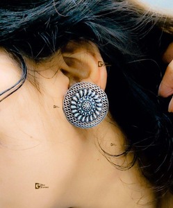 Pendientes de tuerca de diamantes de imitación con estilo de plata oxidada para ropa de fiesta informal producto a granel hecho a mano - Product Image 1