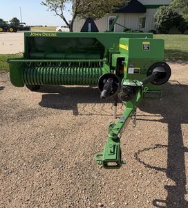 Presse à balles carrées John Deere 348, haute efficacité, machine agricole, presse à balles rondes avec entraînement par tracteur, durable pour usage agricole - Product Image 3