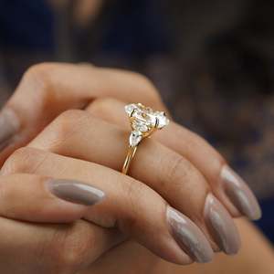 Anillo de Diamantes Ovalado con Piedras Laterales Marquise en Oro Amarillo, Joyería para Compromiso o Boda - Product Image 5