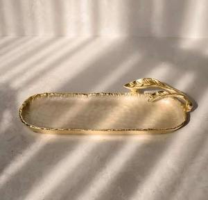 Plateau de service en métal de luxe au design élégant avec poignées dorées et finition émaillée pour servir un dessert au chocolat et un hôtel à la maison - Product Image 6