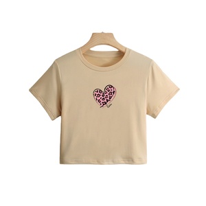 T-shirt court décontracté pour femme, coupe classique, en coton côtelé, col uni, idéal pour le printemps et l'été, avec logo sur le devant - Product Image 1