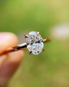 Anillo de compromiso minimalista chapado en oro de 18 quilates de plata de ley con diamante de corte ovalado de 9x7mm | Anillo de aniversario de Boda nupcial solitario - Product Image 4