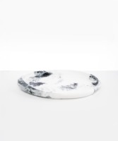 Plateau de service élégant et luxueux en résine à texture marbrée colorée, technique polie, couleur et logo personnalisables, pour soupes et fêtes