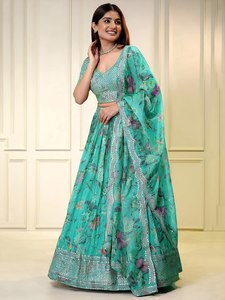 Lehenga en organza de polyester bleu, imprimés floraux numériques, broderie de sequins et de zari, avec blouse et dupatta assortis pour les fêtes de Bollywood - Product Image 2