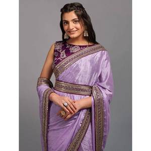 Sari de Chinon con Encaje Pesado Color Lavanda, Elegante Vestimenta de Boda con Detalles Intrincados - Product Image 4