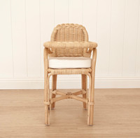 Chaise haute de poupée utilisée pour que le bébé s'assoie et mange, ou comme jouet, décoration de la maison, fait à la main en rotin naturel sûr et amical.