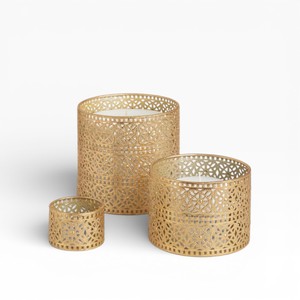 Ensemble de bougeoirs votifs en métal doré avec motif de dentelle découpée complexe pour un style intérieur élégant - Product Image 1