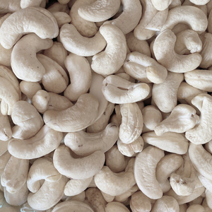 ขายดี คุณภาพสูง เม็ดมะม่วงหิมพานต์ดิบ ยี่ห้อซานติโก ขนาด W320/W240 ส่งออกจากเวียดนาม รับผลิตแบบ OEM ODM อายุการเก็บรักษา 2 ปี - Product Image 1