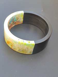 Brazaletes de resina facetada etérea - Product Image 3