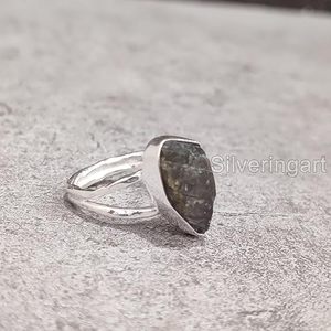 Bague pour femme en labradorite naturelle, pierre précieuse martelée, cadeau de Noël, cadeau d'anniversaire, bague en argent sterling 925, bijoux faits à la main - Product Image 3