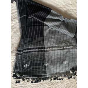 Bufanda Larga de Algodón Premium Tejida a Mano para Mujer, Color Pergamino/Carbón, con Diseño Estampado de Animales y Dibujos Animados, Estilo Primavera - Product Image 2